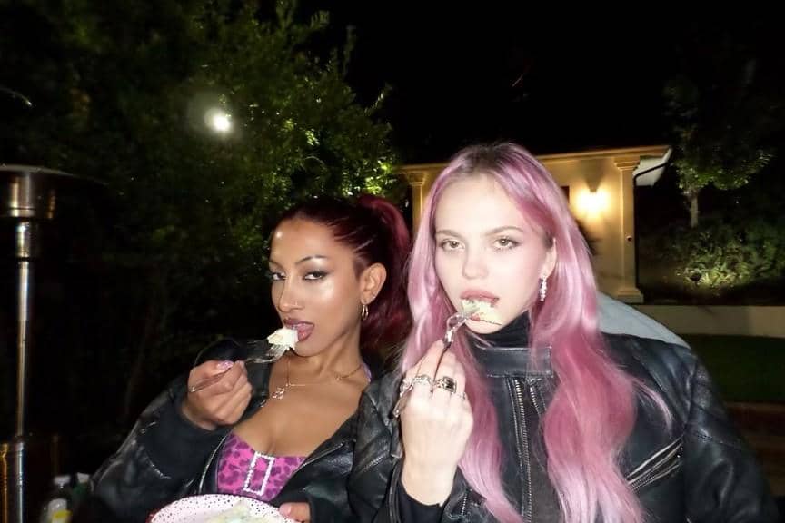 ADÉLA dan Lara KATSEYE