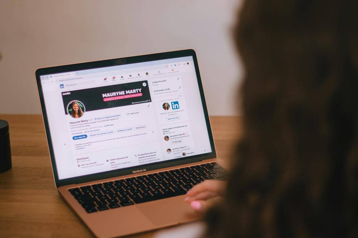 Foto karyawati sedang memperbarui profil linkedin