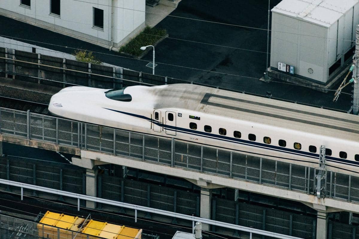 Kereta api melaju di jalur rel perkotaan sebagai ilustrasi penerapan sistem automatic train control.