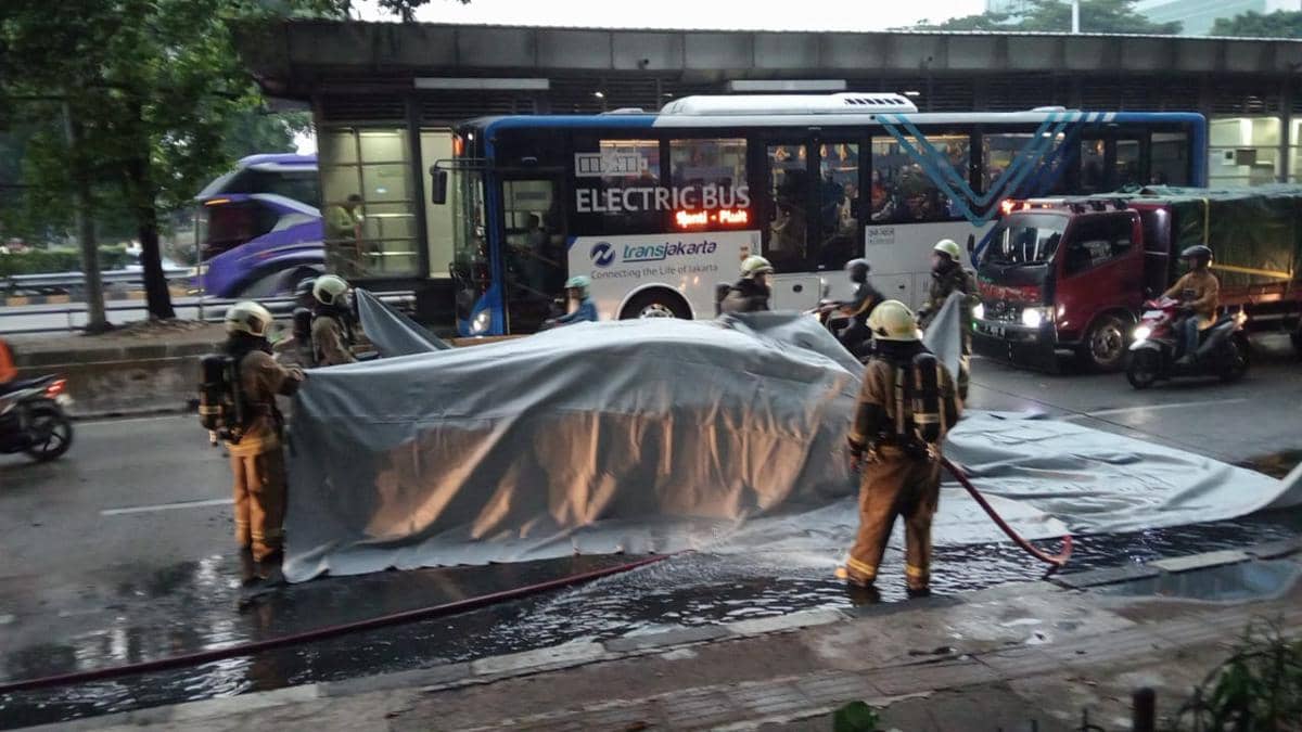 Mobil Listrik Hangus Terbakar di Slipi, Diduga Tabrak Separator Busway
