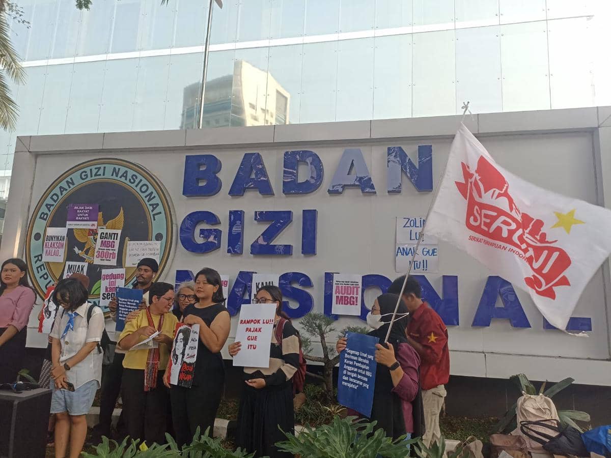 MBG Watch lakukan aksi di depan BGN, Jumat (11/9/2026).
