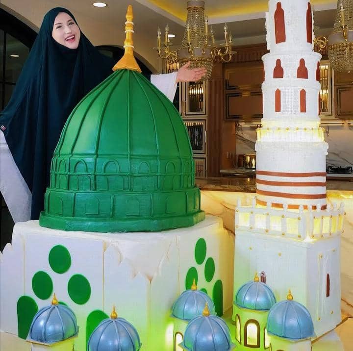 Tasyi Athasyia bikin kue bentuk Masjid Nabawi