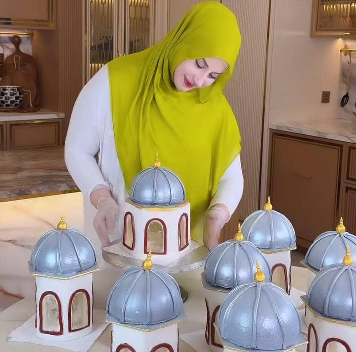 Tasyi Athasyia bikin kue bentuk Masjid Nabawi