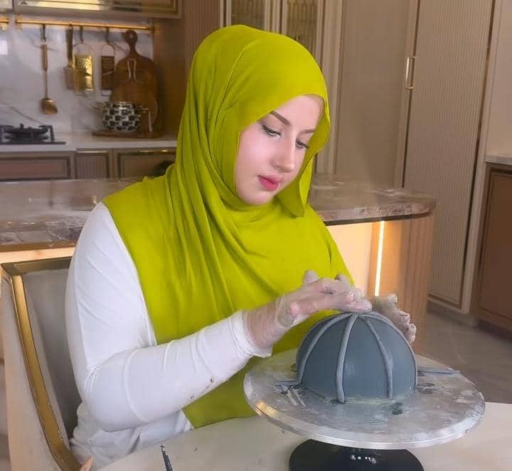 Tasyi Athasyia bikin kue bentuk Masjid Nabawi