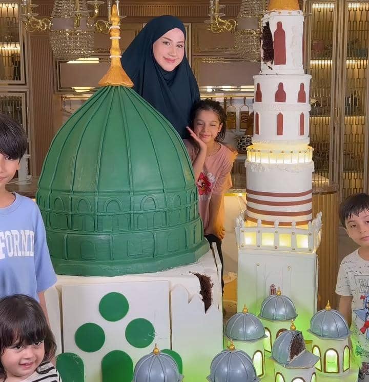 Tasyi Athasyia bikin kue bentuk Masjid Nabawi