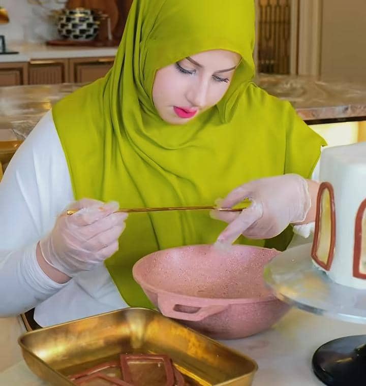 Tasyi Athasyia bikin kue bentuk Masjid Nabawi