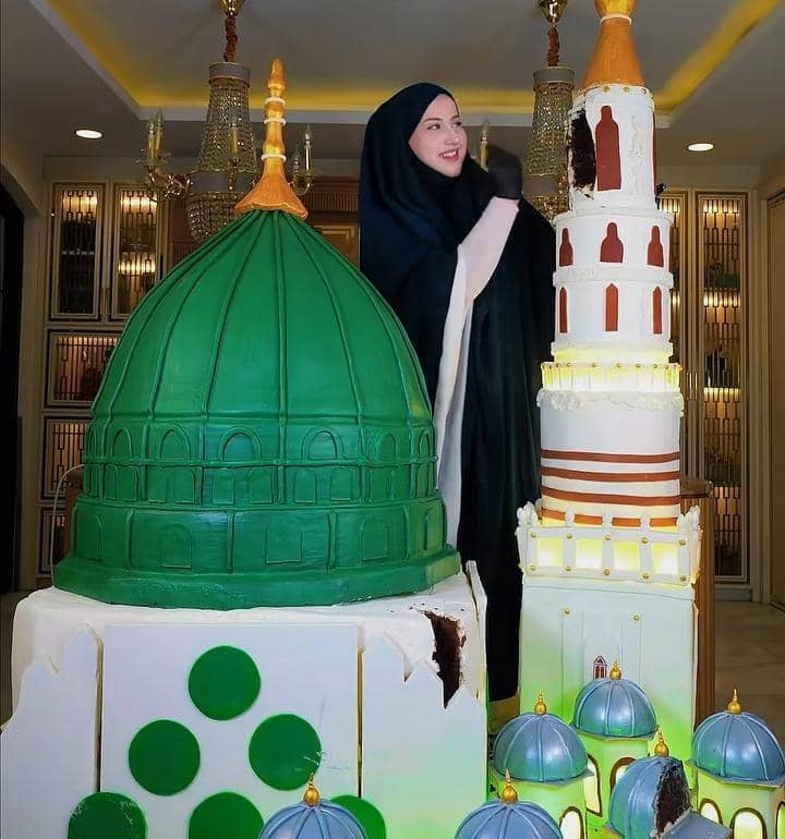 Tasyi Athasyia bikin kue bentuk Masjid Nabawi