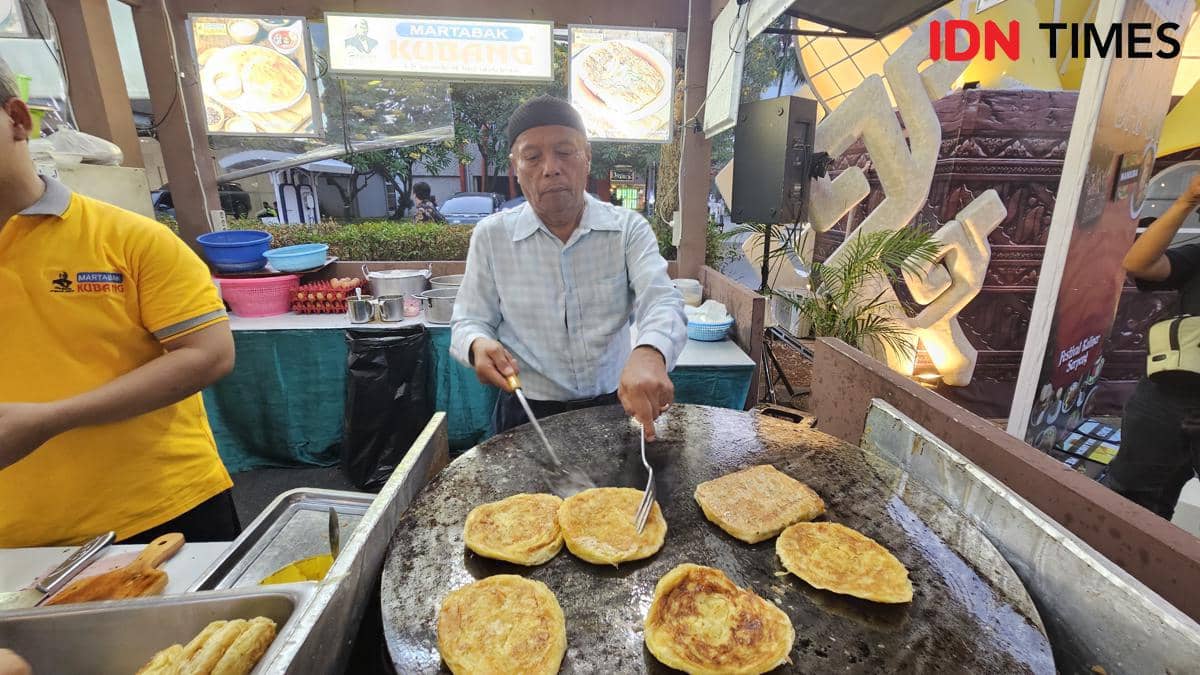 Naziswan atau Haji Iwan, pendiri Martabak Kubang saat membuat pesanan di Festival Kuliner Serpong