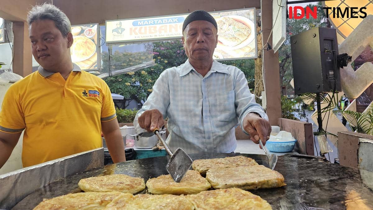 Naziswan atau Haji Iwan, pendiri Martabak Kubang saat membuat pesanan di Festival Kuliner Serpong