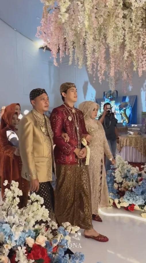 Irma Darmawangsa dan Irfan Sebaztian berpose bersama usai resmi menikah dalam balutan busana pengantin.