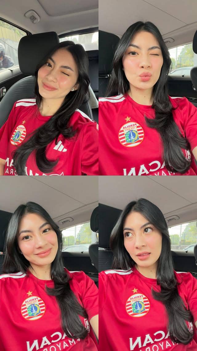Seorang artis menyaksikan pertandingan Persija melawan Persib di Stadion Utama Gelora Bung Karno dari tribun.