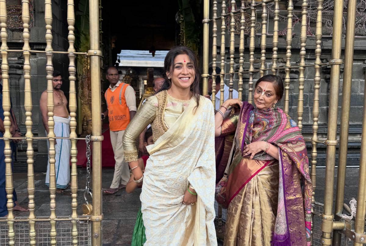Shriya Saran Ajak Anak Ziarah ke Kuil Tirupati, Syahdu!