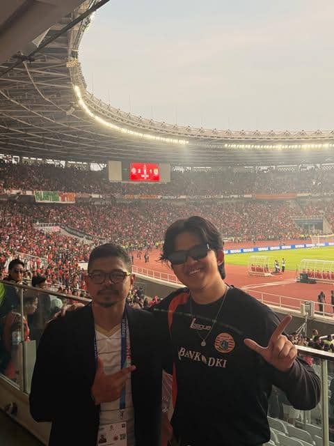 Sejumlah artis menyaksikan laga Persija melawan Persib di Gelora Bung Karno bersama para penonton.