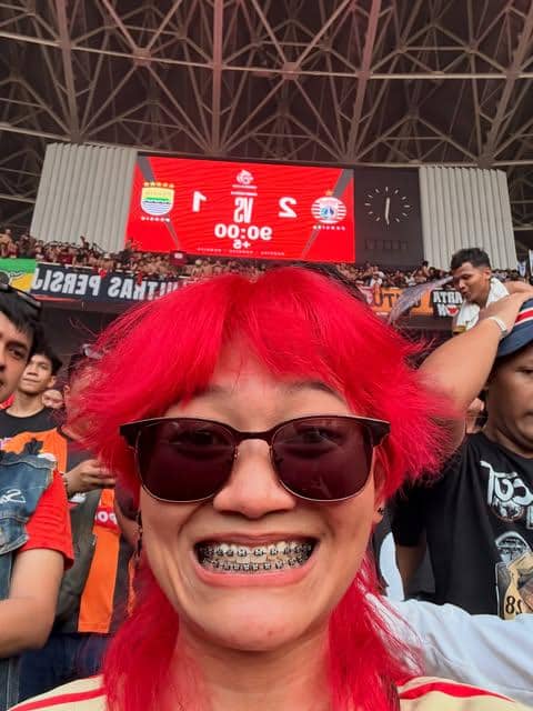 Sejumlah artis menyaksikan pertandingan Persija melawan Persib saat laga berlangsung di GBK, Jakarta.