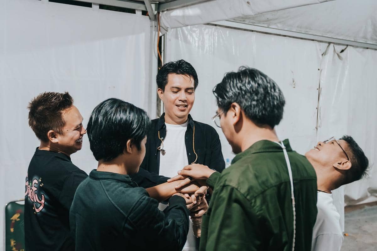 Personel Kangen Band berpose bersama dalam potret yang dibagikan melalui akun Instagram resmi grup musik tersebut.