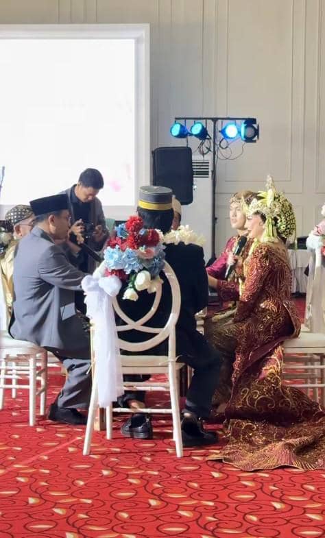 Irma Darmawangsa dan Irfan Sebaztian resmi menikah, momen pernikahan pasangan tersebut dibagikan melalui Instagram.