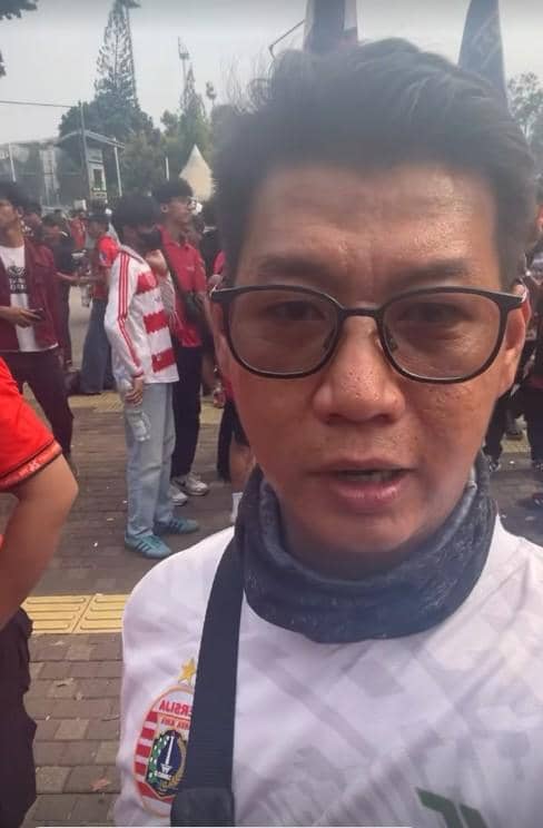 Sejumlah artis duduk di tribun sambil menyaksikan pertandingan Persija melawan Persib di Stadion GBK, Jakarta.