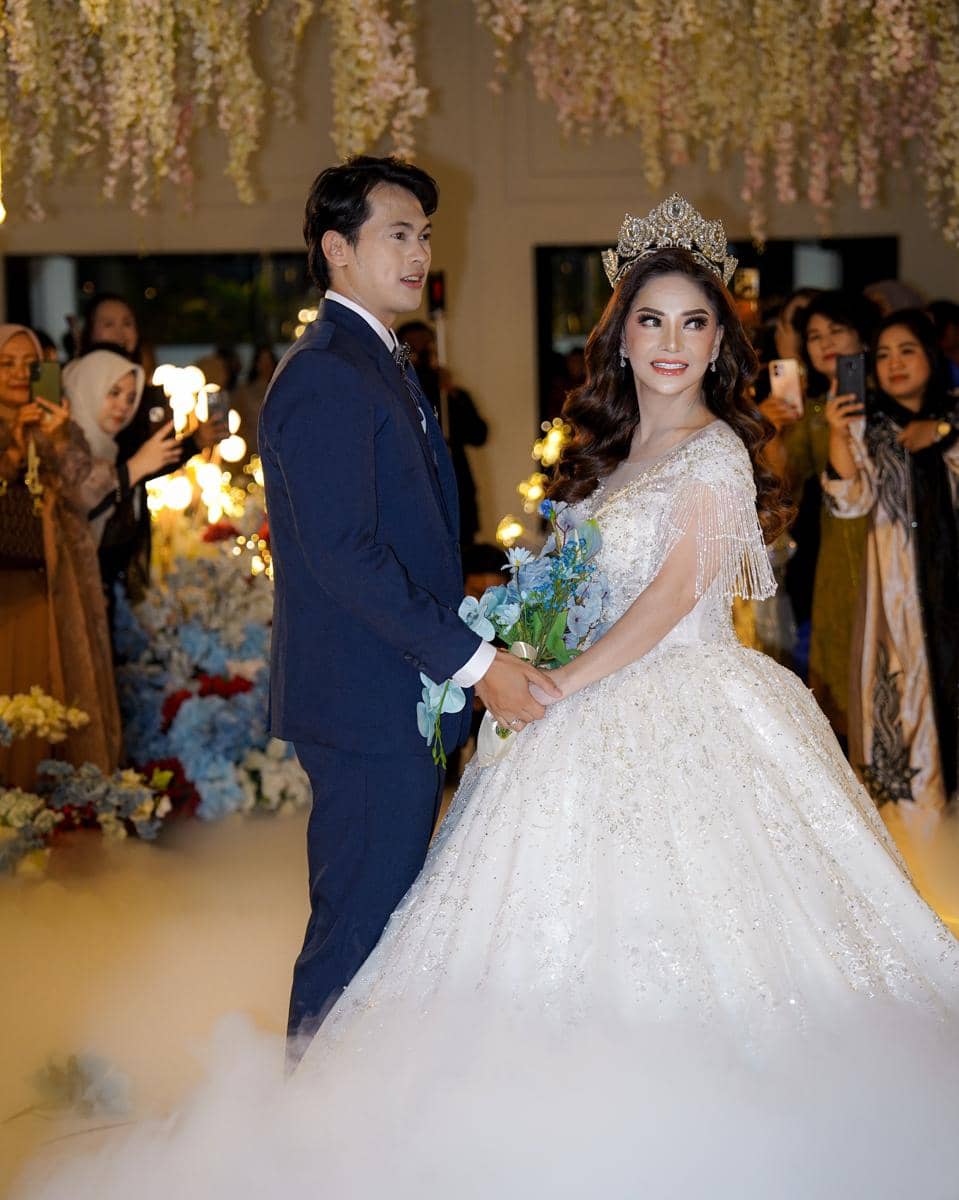 Irma Darmawangsa dan Irfan Sebaztian pada momen usai resmi menikah yang dibagikan melalui Instagram.
