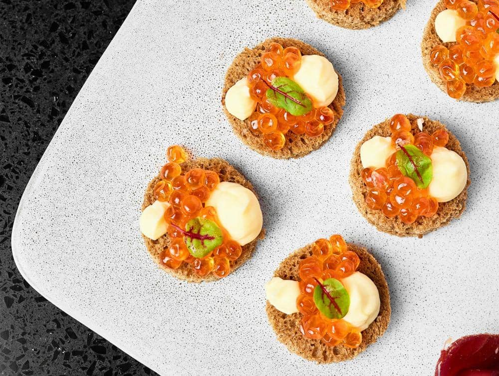 ilustrasi hidangan dengan caviar di atasnya