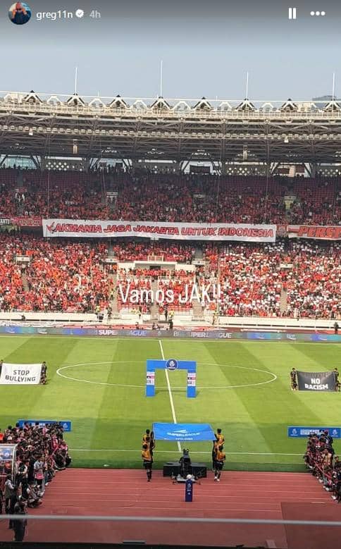 Sejumlah artis berpose di tribun Stadion GBK saat menyaksikan pertandingan Persija melawan Persib dari dekat.