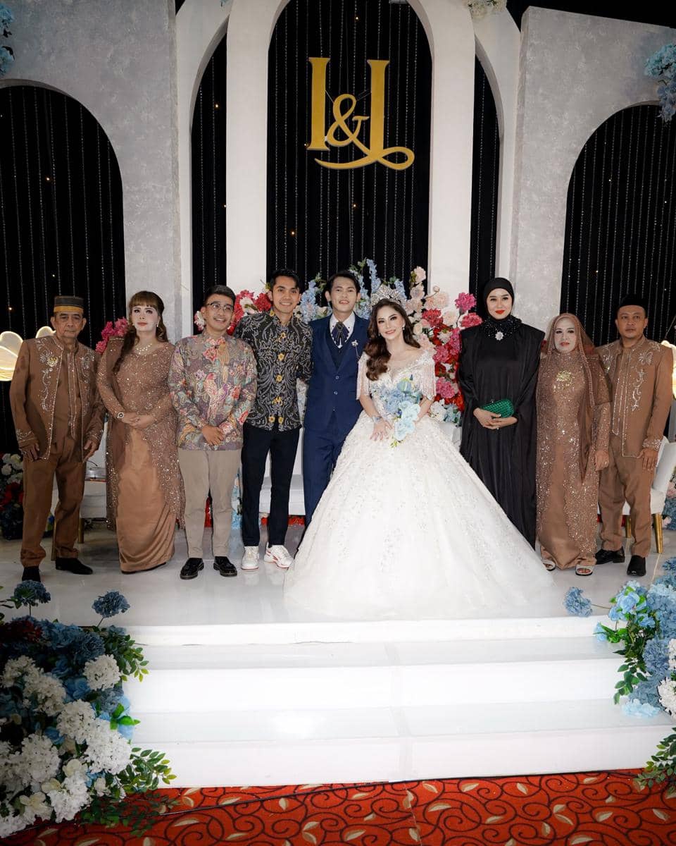 Irma Darmawangsa dan Irfan Sebaztian berpose bersama setelah mereka resmi menikah dalam unggahan Instagram.