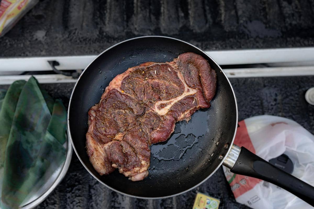 Sepotong steak panggang disajikan di atas piring sebagai ilustrasi hidangan daging sapi untuk menu makanan.