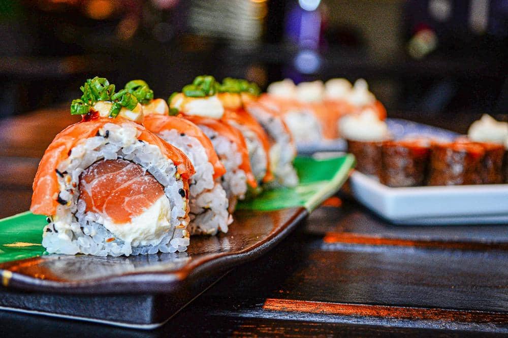 ilustrasi sepiring sushi