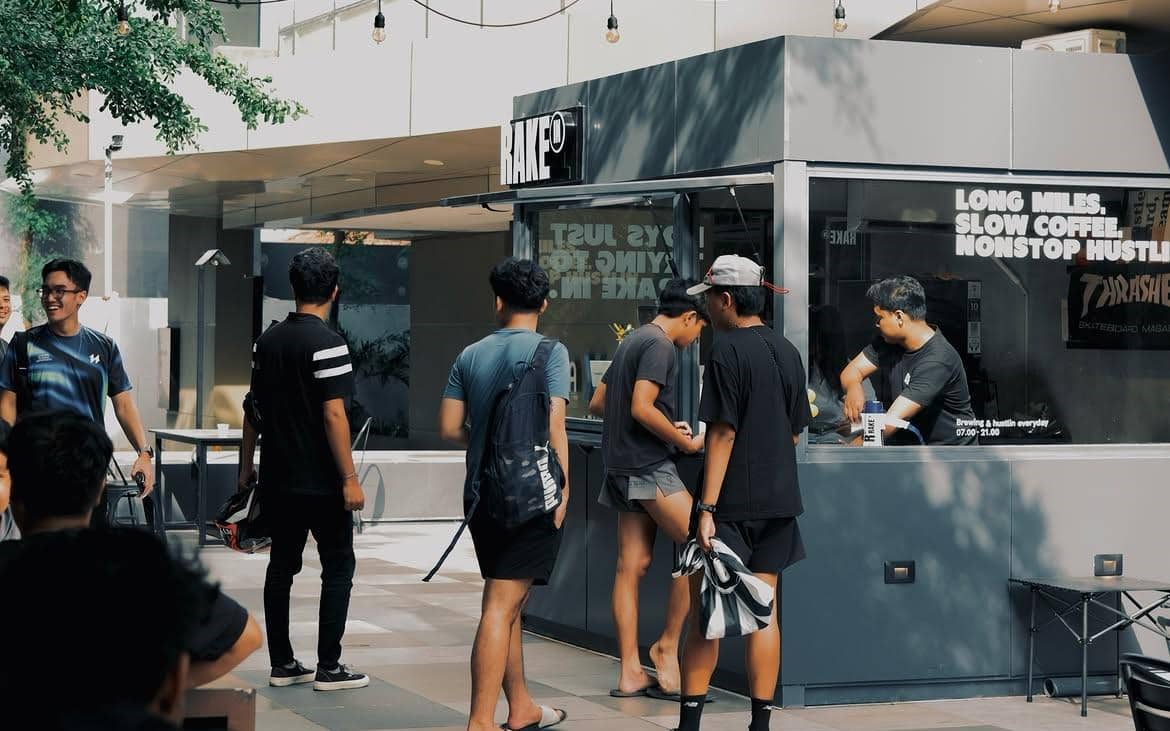 potret pelanggan setelah berolahraga di Rake In Coffee Praxis, Surabaya