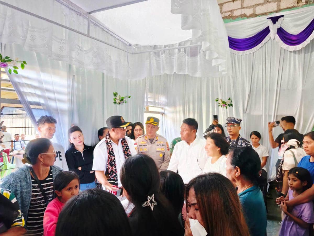Bupati Rote Ndao Paulus Henuk melayat ke rumah Wili Mbuik, korban penembakan OPM, dalam suasana duka.