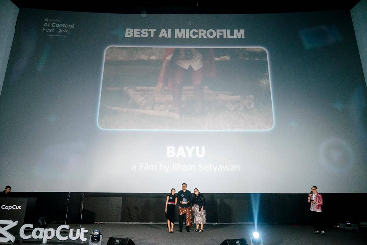 Ilham Setyawan, kreator asal Semarang, menerima penghargaan utama Best AI Micro Film untuk film pendek “Bayu” pada puncak CapCut AI Content Fest 2026. Karya tersebut juga meraih penghargaan Best Story.jpg