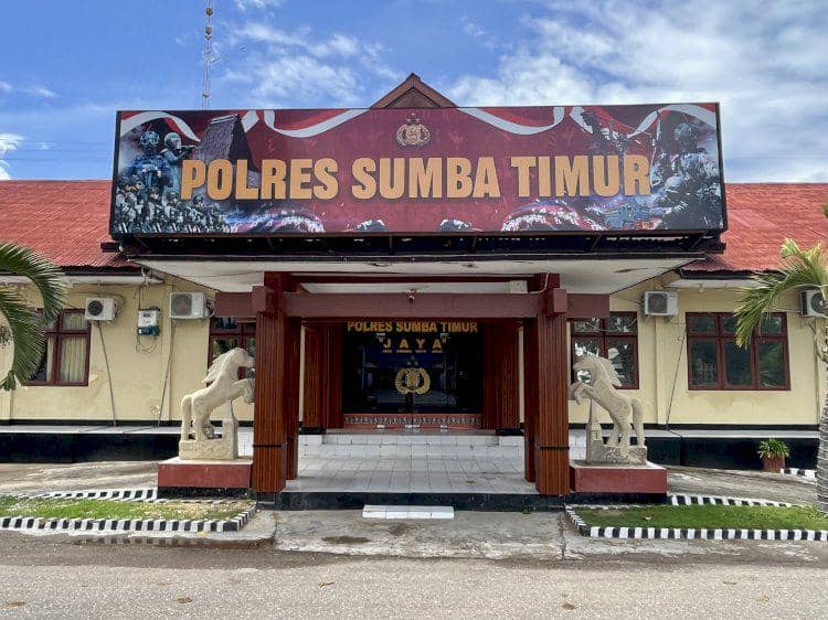 Tampak depan bangunan Polres Sumba Timur dengan halaman dan papan nama institusi kepolisian di bagian depan.