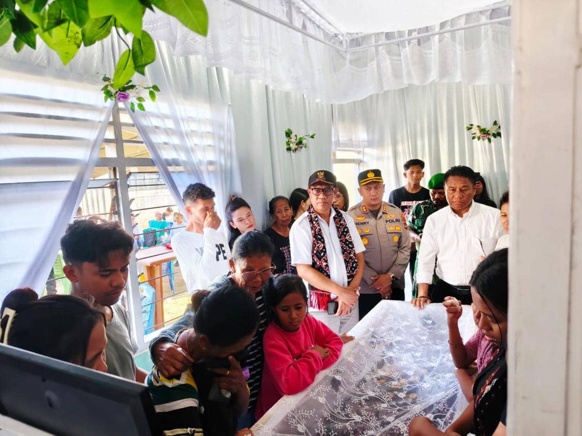 Bupati Rote Ndao Paulus Henuk melayat di rumah Wili Mbuik, korban penembakan OPM, sebagai bentuk belasungkawa.