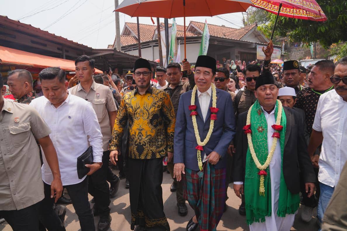 Momen Jokowi Hadiri Khitanan Tokoh di Cirebon, Didampingi Kaesang-Elite PSI