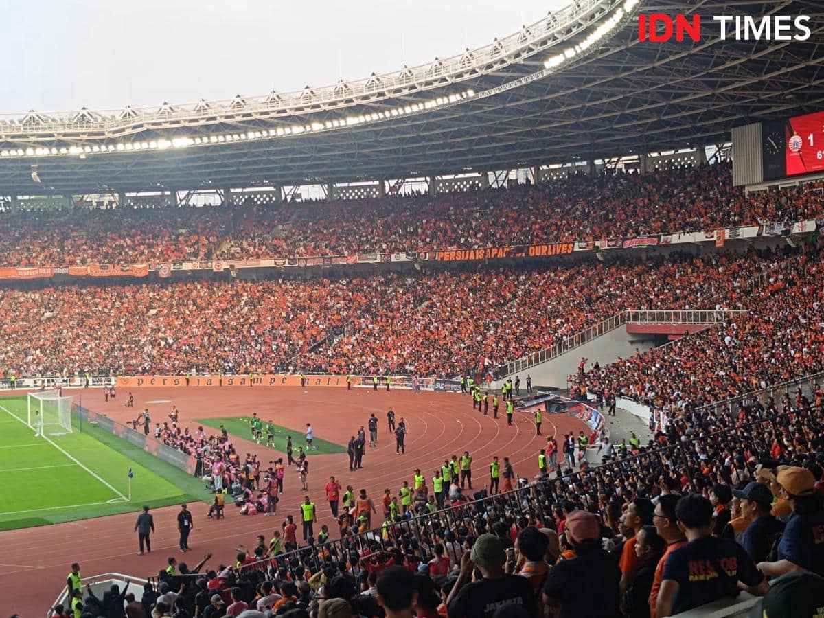 Jakmania Hina dan Lempari Beckham Putra Pakai Botol