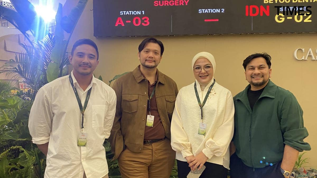 Empat dokter spesialis, termasuk dr. Tompi, berpose bersama dalam dokumentasi IDN Times.