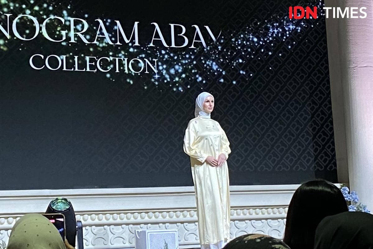 Koleksi Benang Jarum Monogram Abaya dalam palet warna tenang dengan detail embellishment pada busananya.