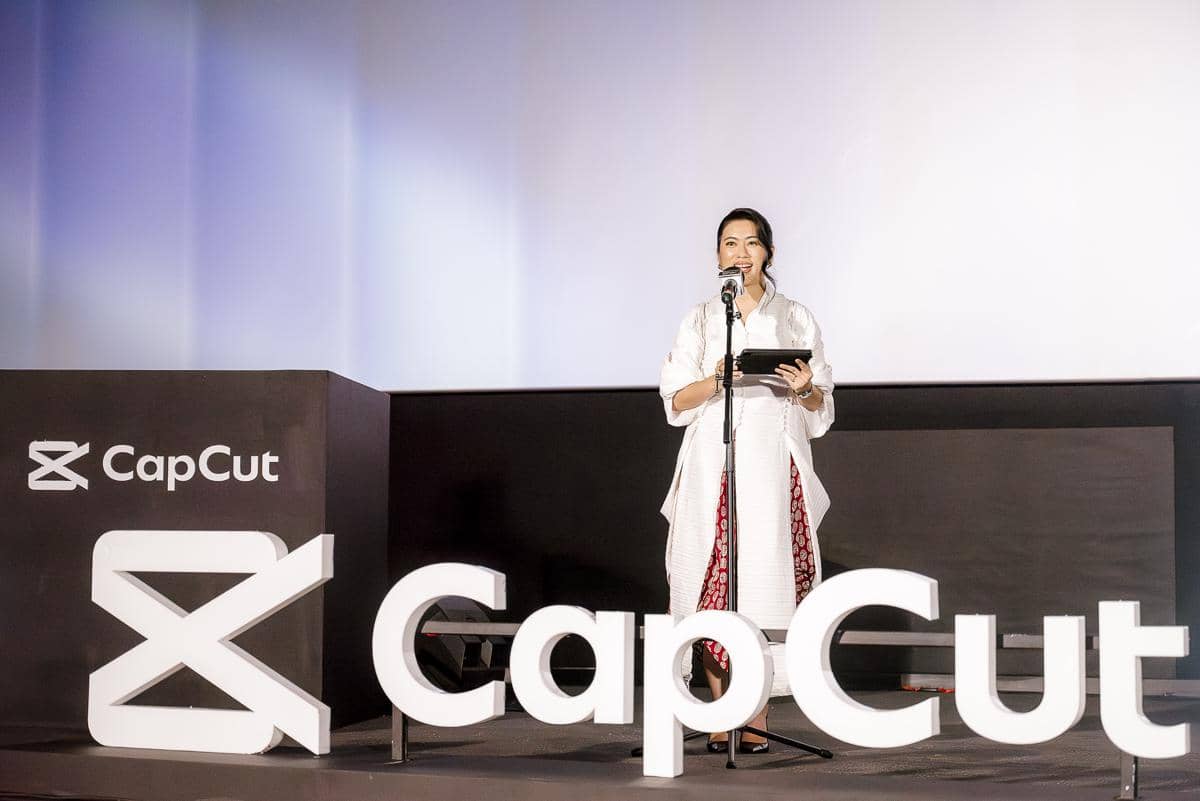 Jessica Wowor, Head of Content Operations, CapCut Indonesia, menyampaikan sambutan pembuka di hadapan komunitas kreator dan tamu undangan pada puncak CapCut AI Content Fest 2026 di CGV Grand Indonesia, Jakarta.jpg