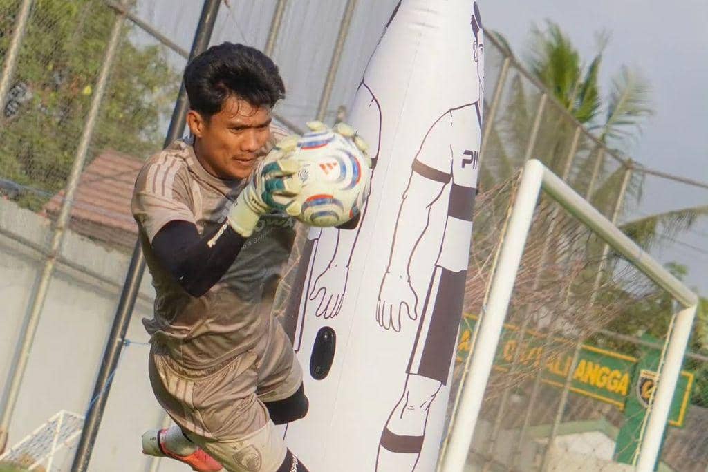 Kiper PSM Makassar, Hilman Syah, dalam sesi latihan rutin di Stadion Kalegowa.