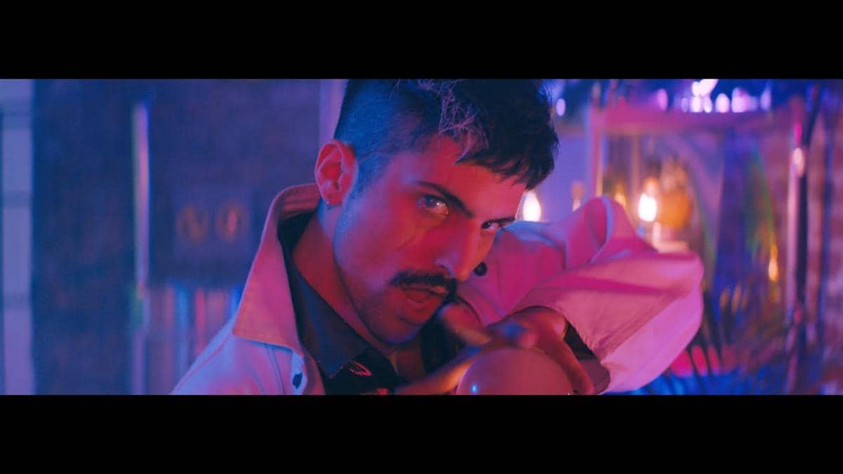 cuplikan video klip "GUY.EXE"