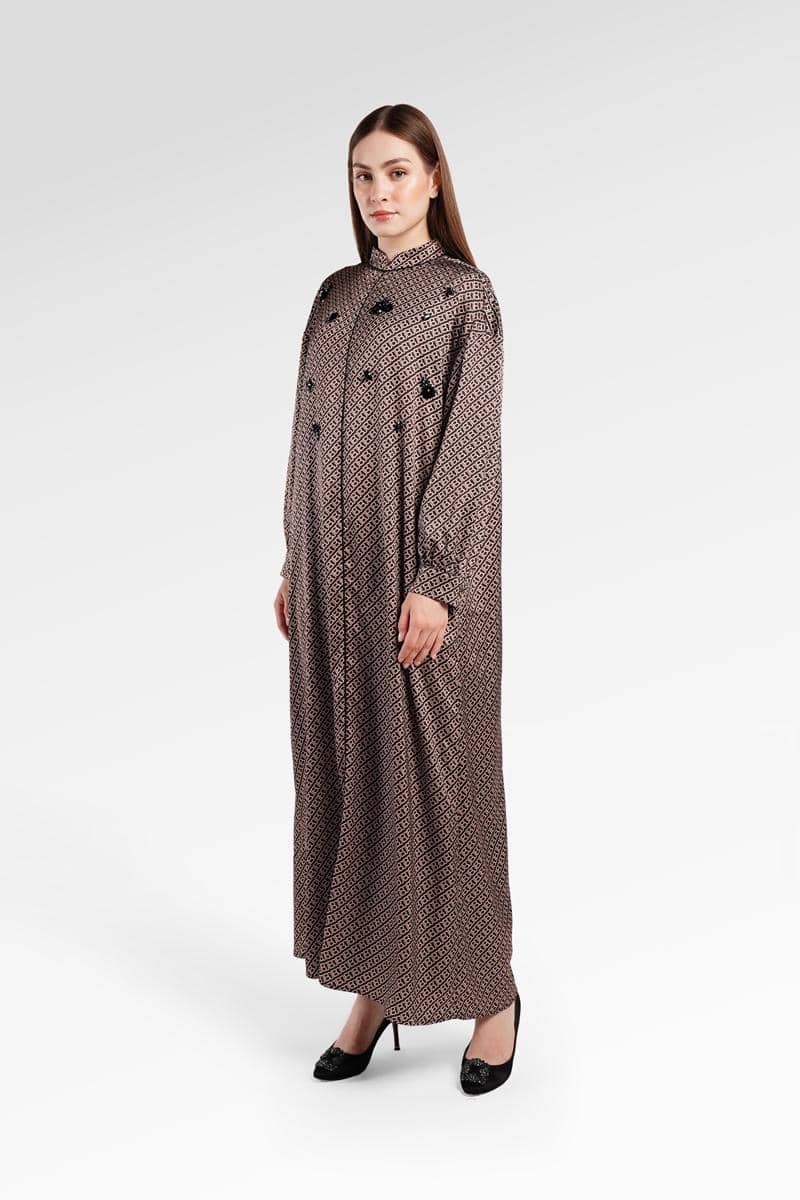 Gaun Monogram Crystal Dress bernuansa hitam dan putih dari koleksi Benang Jarum, didokumentasikan oleh merek.