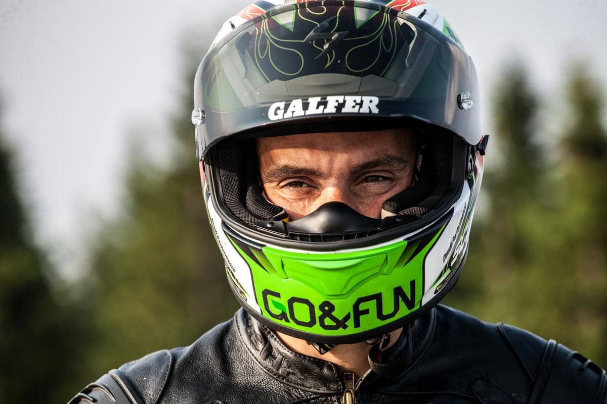 cara mencuci helm yang busanya tidak bisa dilepas