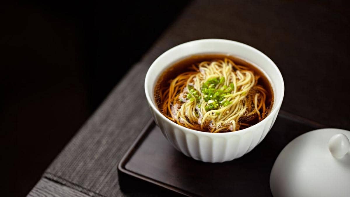 illustrasi mie soba kuah hojicha