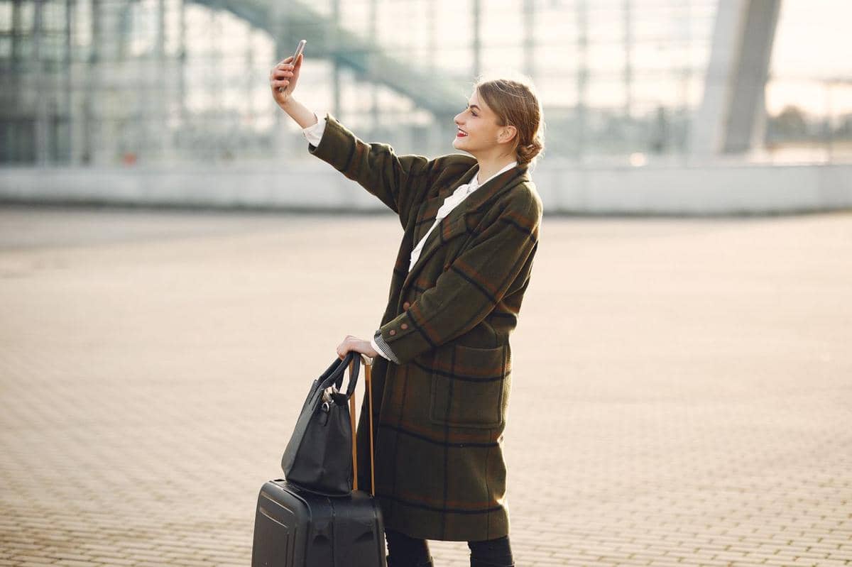 ilustrasi wanita traveling