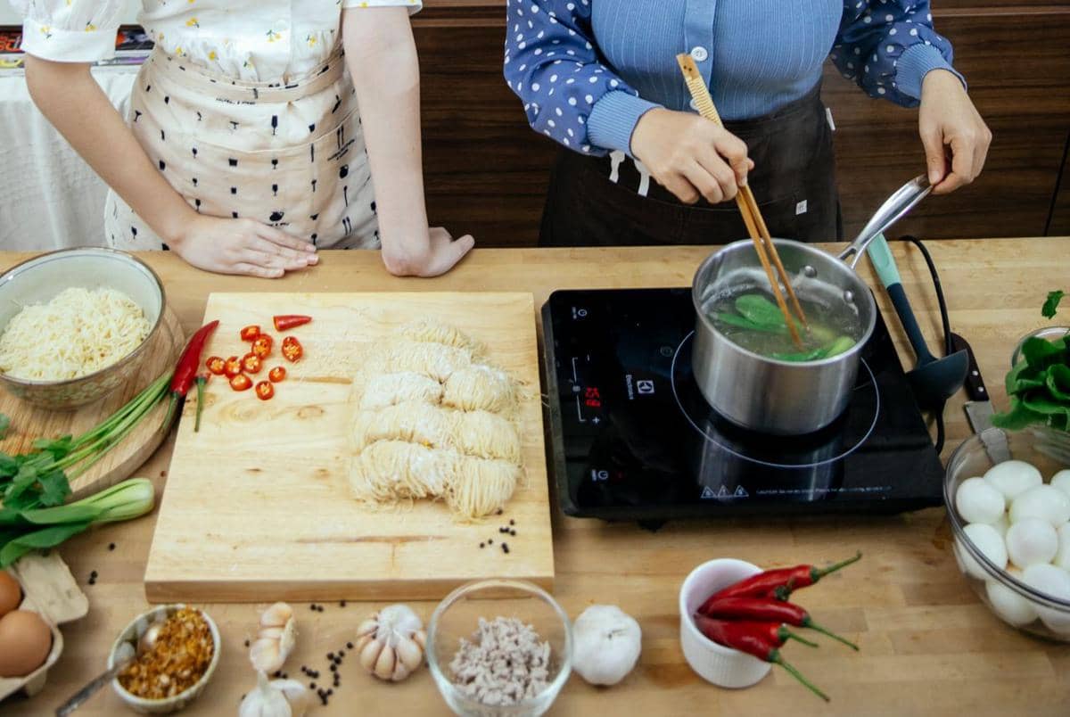 illustrasi merebus sayur