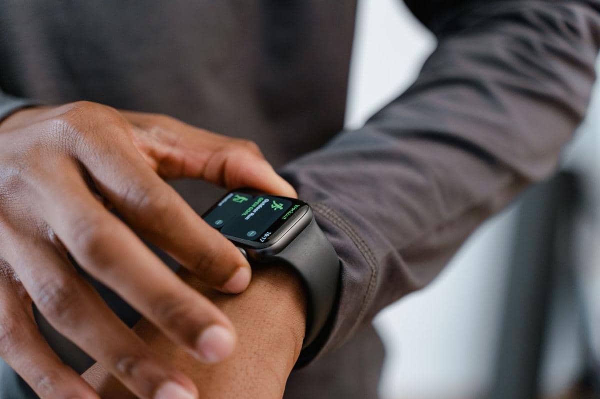 ilustrasi menggunakan smartwatch