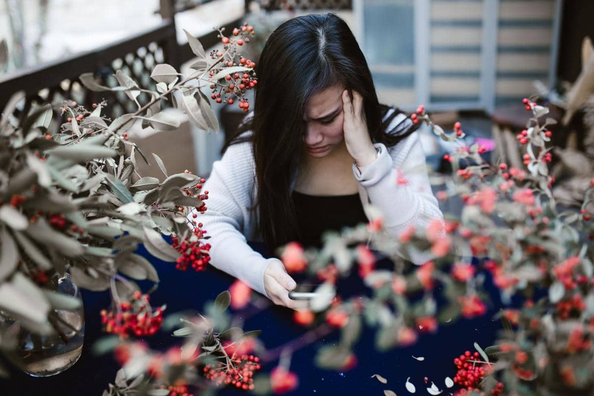 Perempuan terlihat sedih dan termenung