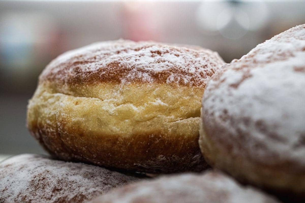 ilustrasi donat, gula bubuk