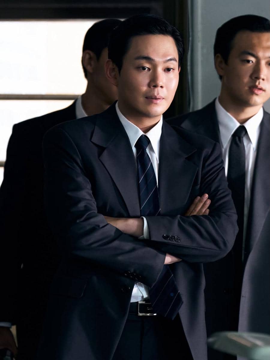 Aktor Ryu Kyung Soo tampil dalam potret promosi dengan ekspresi serius, mengenakan busana bernuansa gelap.