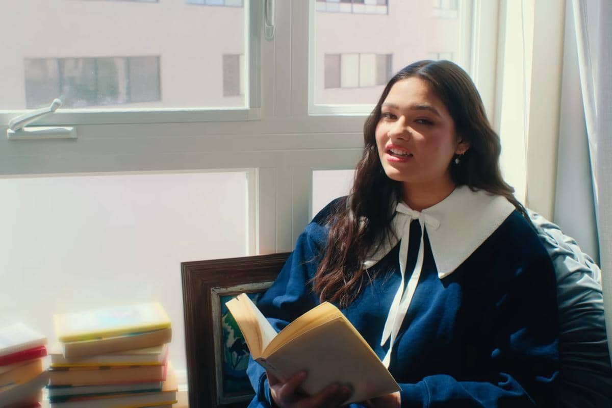 4 Lagu Barat tentang Jatuh Cinta pada Tokoh Fiksi, Relatable!