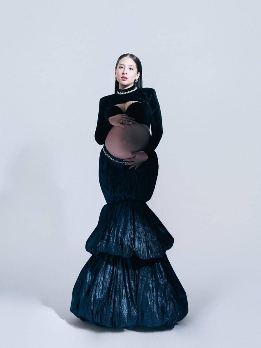 Adhisty Zara berpose dalam sesi foto maternity, menjadi inspirasi potret kehamilan yang elegan dan personal.